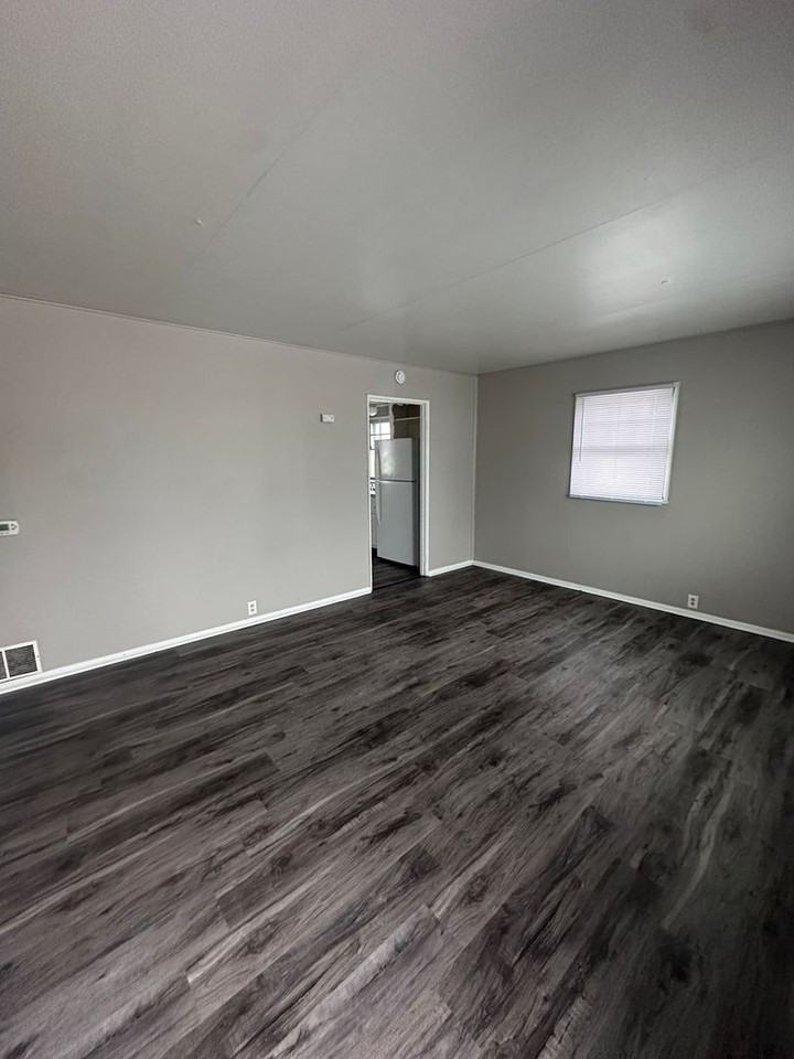 1207 Parkway Ct - Photo 4 of 14