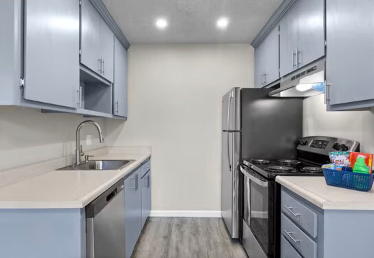 Castle Apartments - Photo 3 of 11