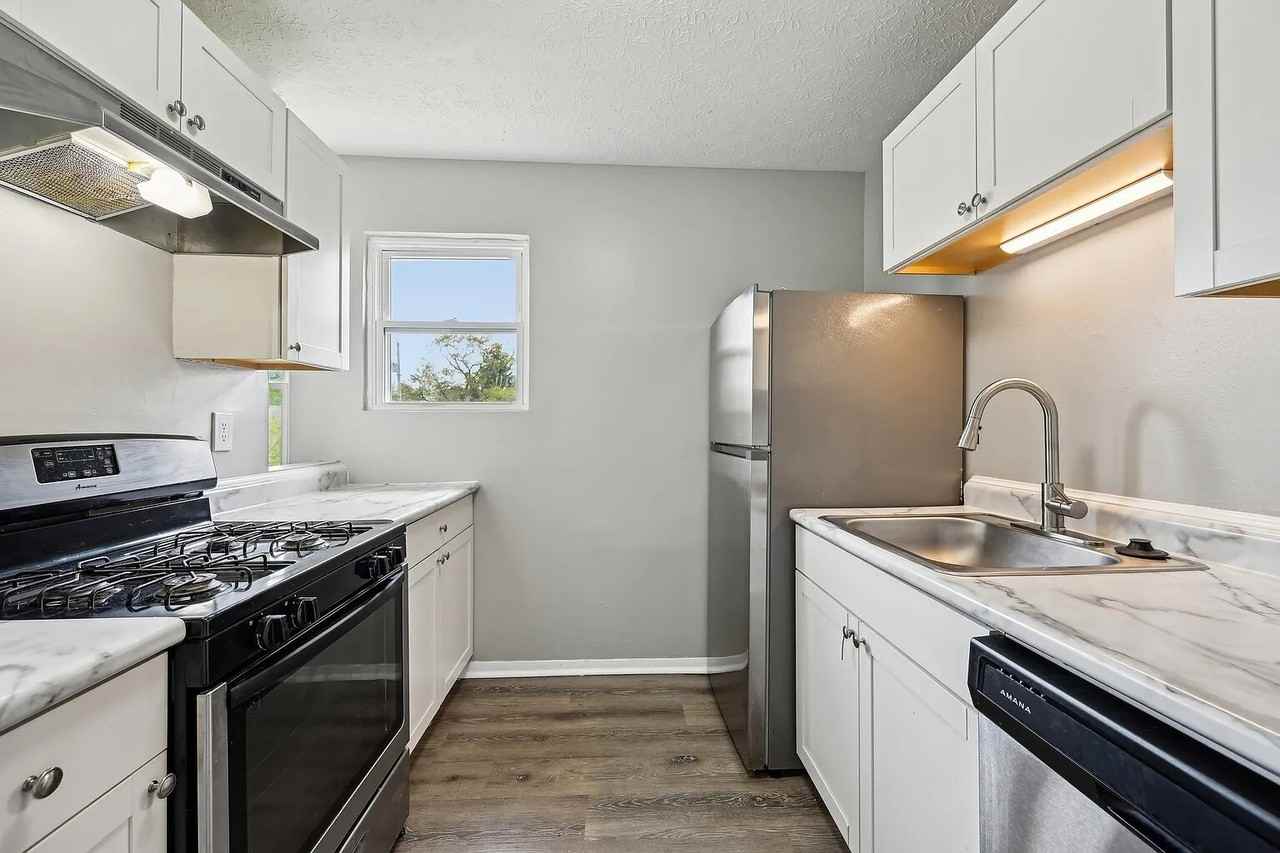 925 West 5th Street - Photo 4 of 50