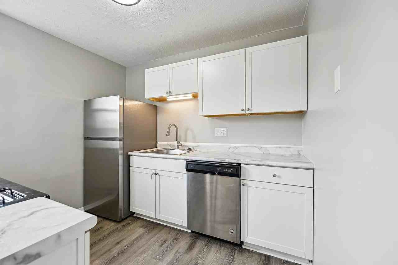 925 West 5th Street - Photo 3 of 50