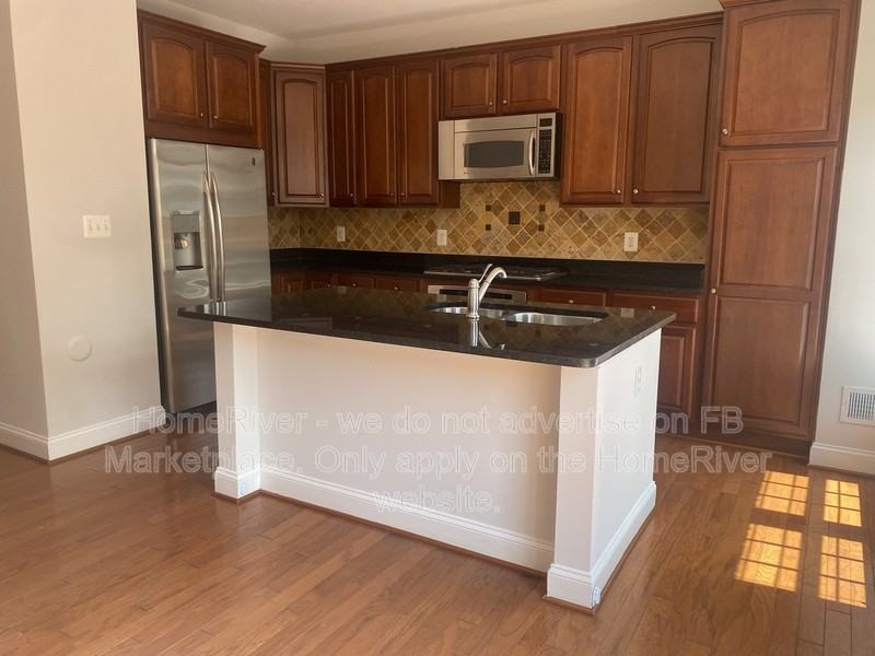 910 Slaters Ln - Photo 6 of 22