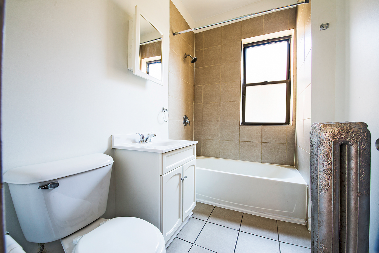 7400 S Rhodes Ave Chicago, IL 60619 - Photo 3 of 20