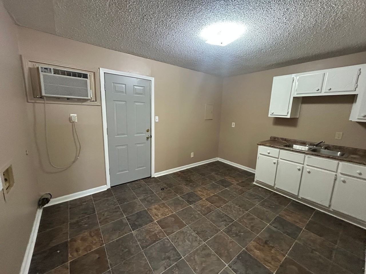 434 S Washington Ave - Photo 3 of 6