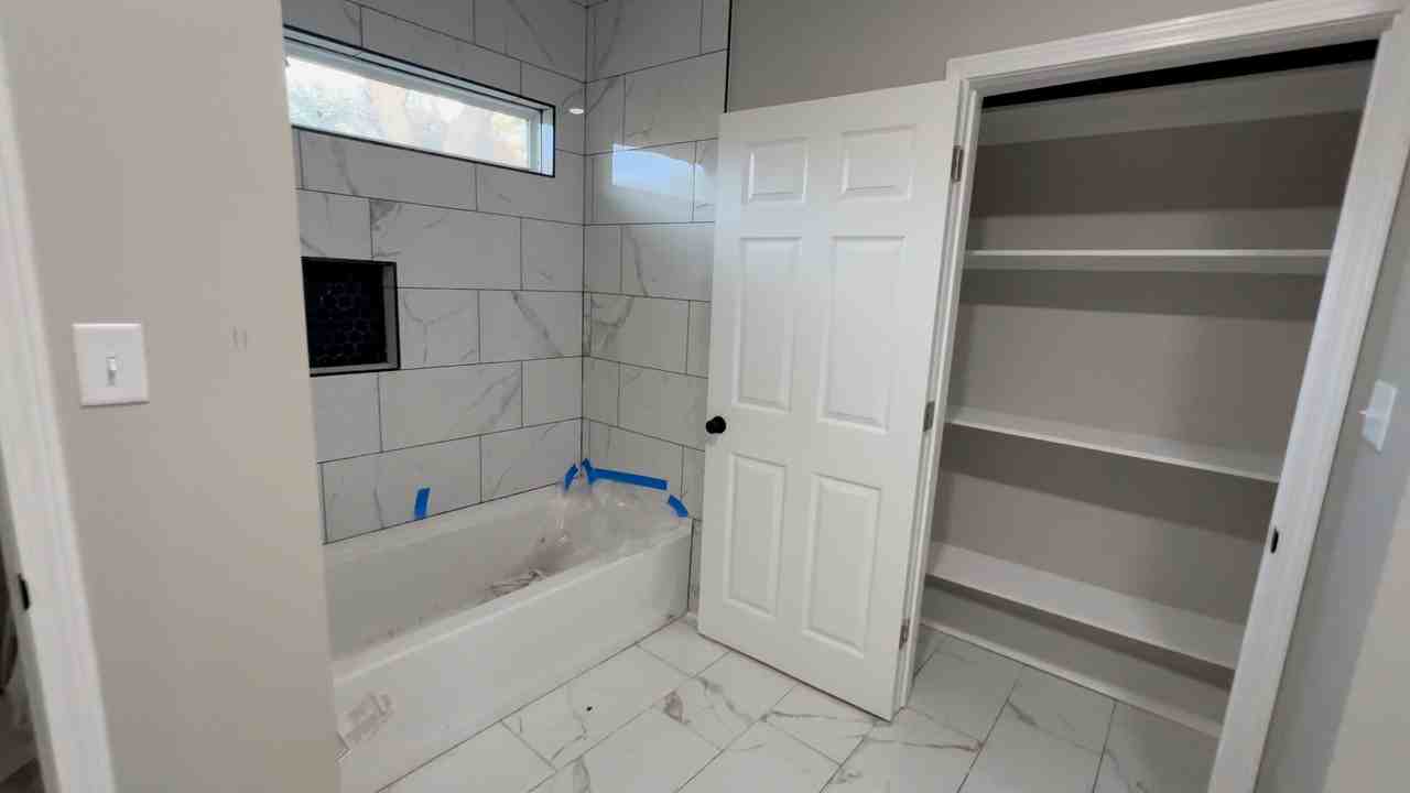 404 Charteroak St - Photo 2 of 5