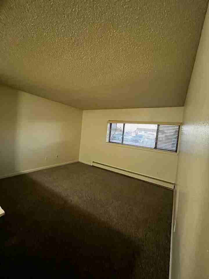 4400 Parkview Dr - Photo 2 of 11