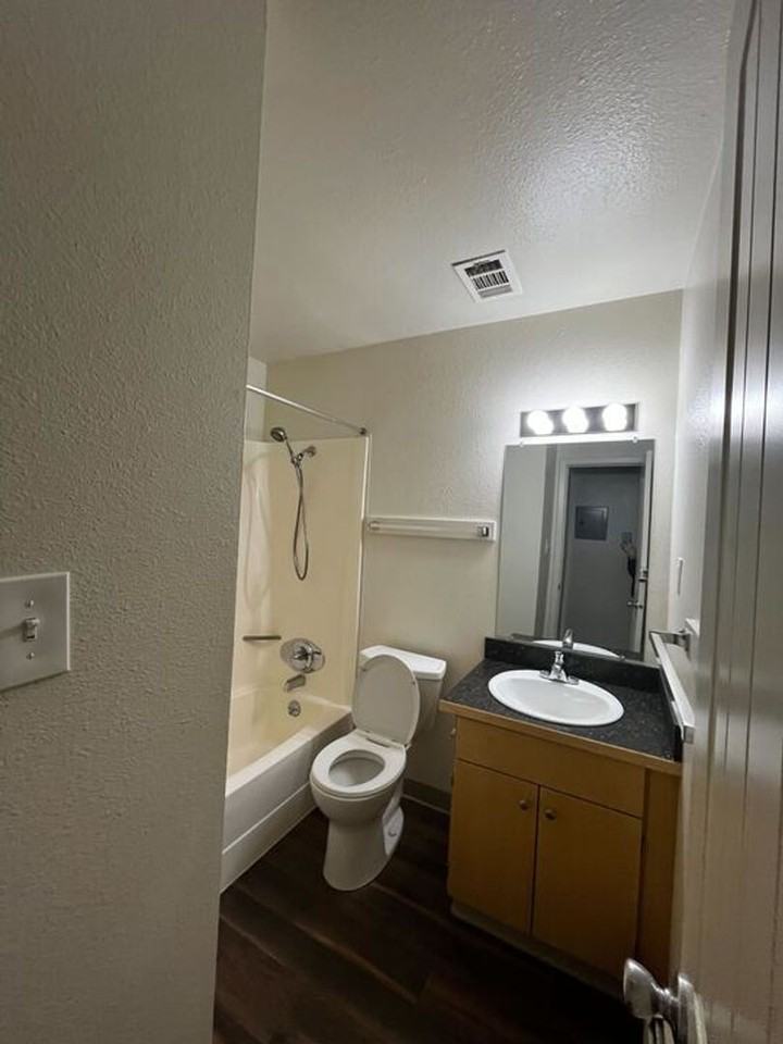 4400 Parkview Dr - Photo 3 of 11