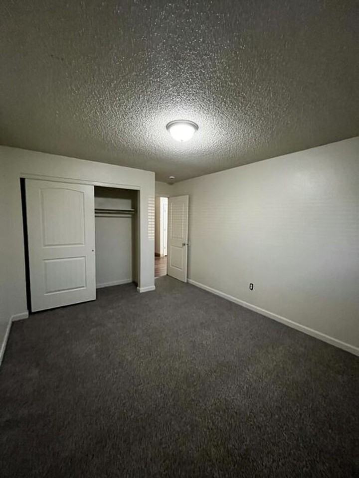 4400 Parkview Dr - Photo 4 of 11