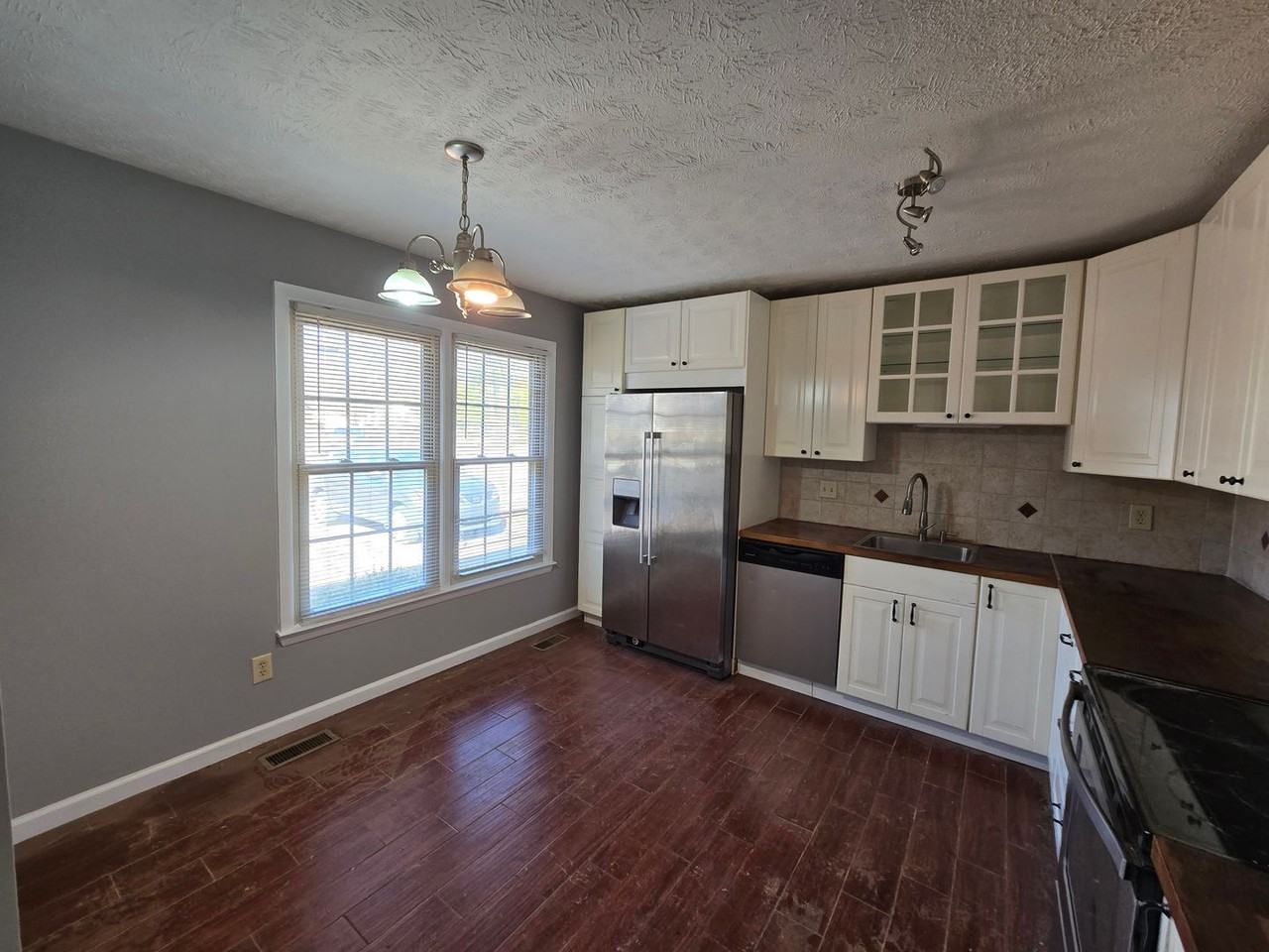 1803 Oak Tree Ct - Photo 4 of 15