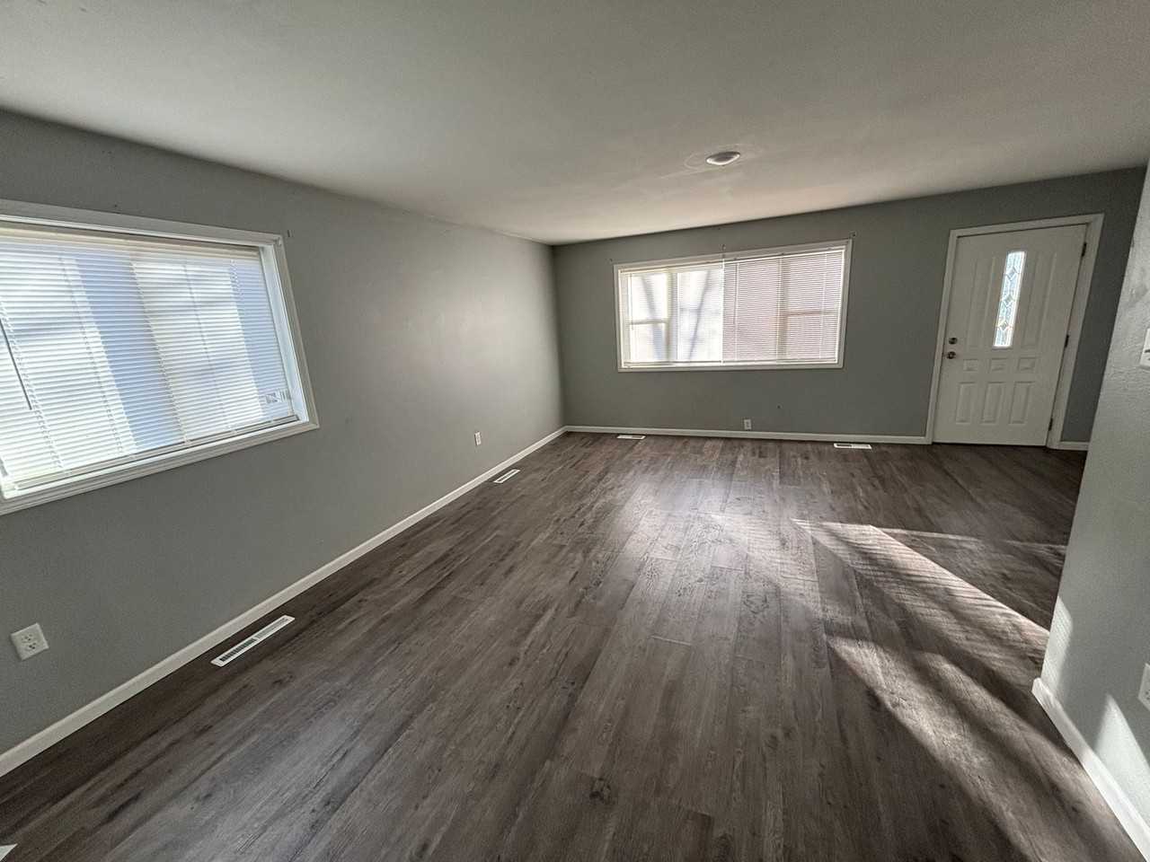 1427 - Photo 2 of 10