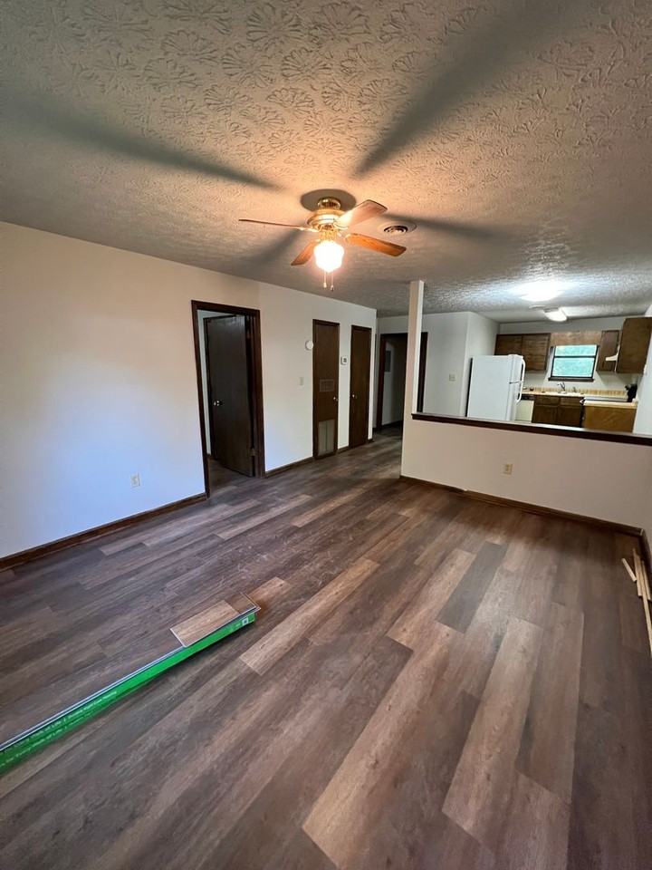 212 Laurie Dr - Photo 3 of 14