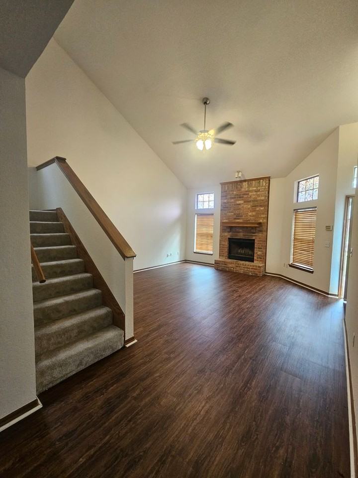 709 Goshawk Dr - Photo 2 of 18