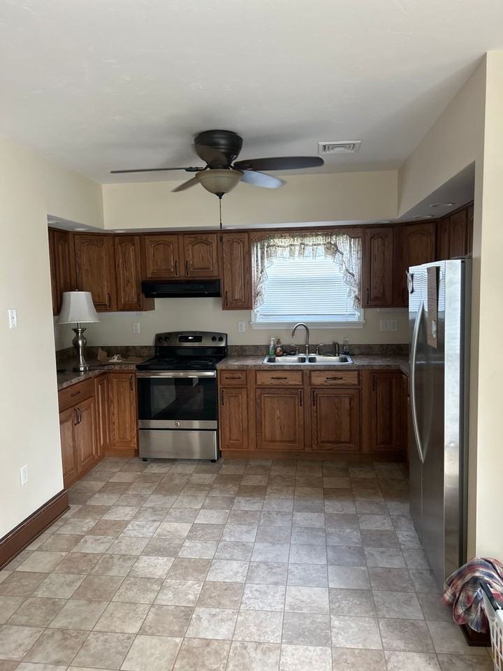 233 S Main St - Photo 7 of 25