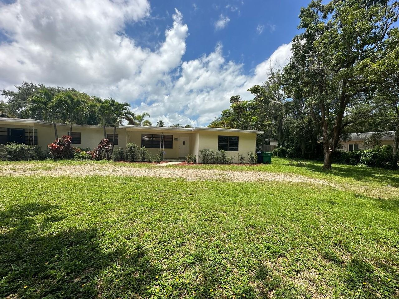 111 Ne 148th St - Photo 2 of 15