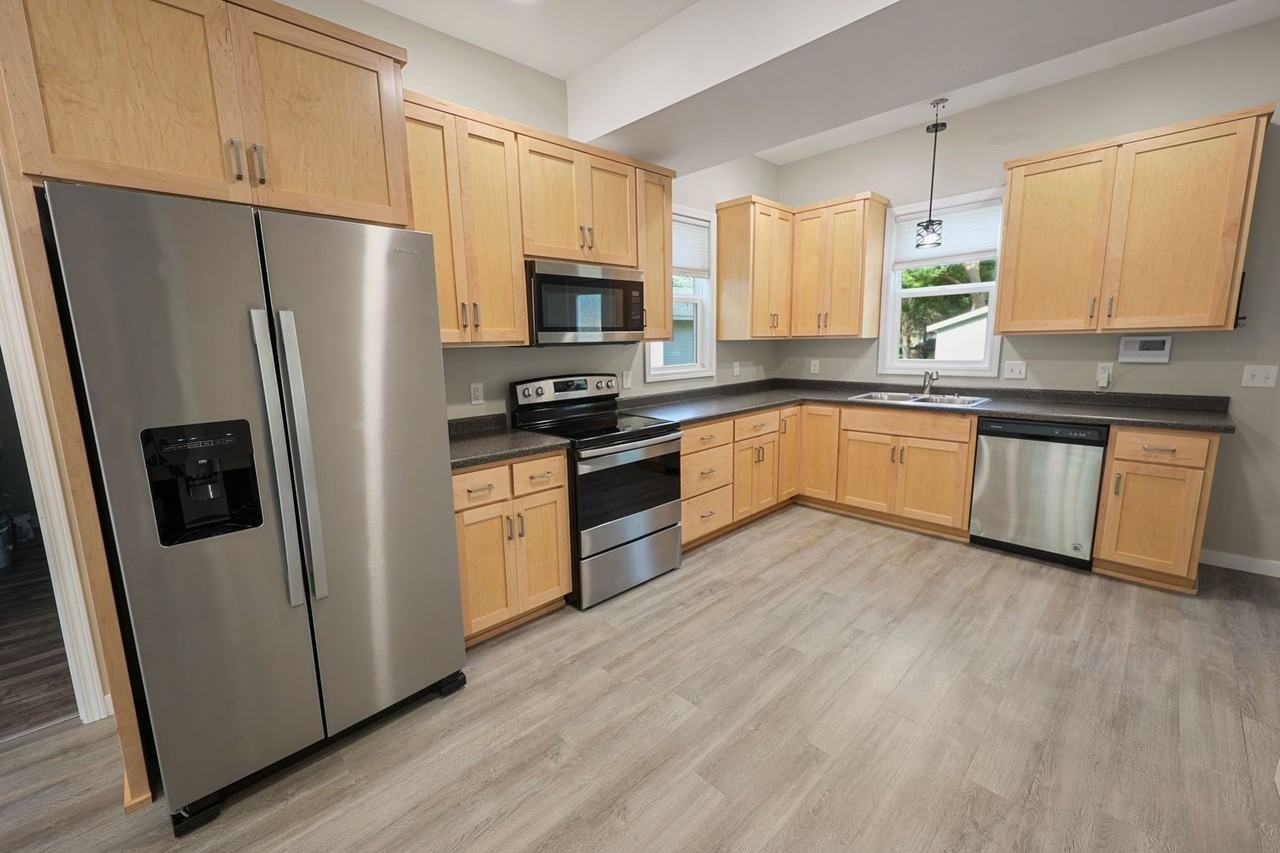 1101 Broadway Ave S - Photo 3 of 24