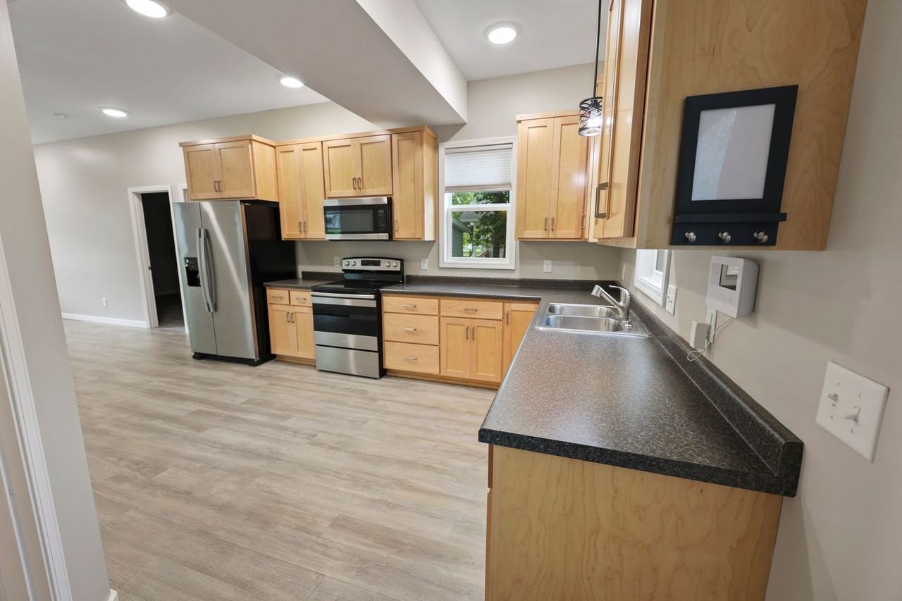 1101 Broadway Ave S - Photo 4 of 24