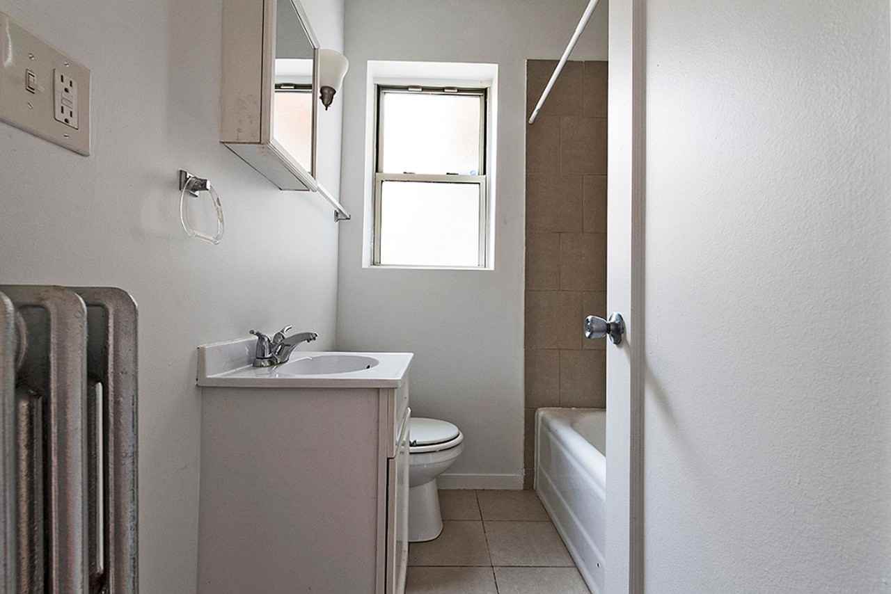 222 E 109th St Chicago, IL 60628 - Photo 2 of 20