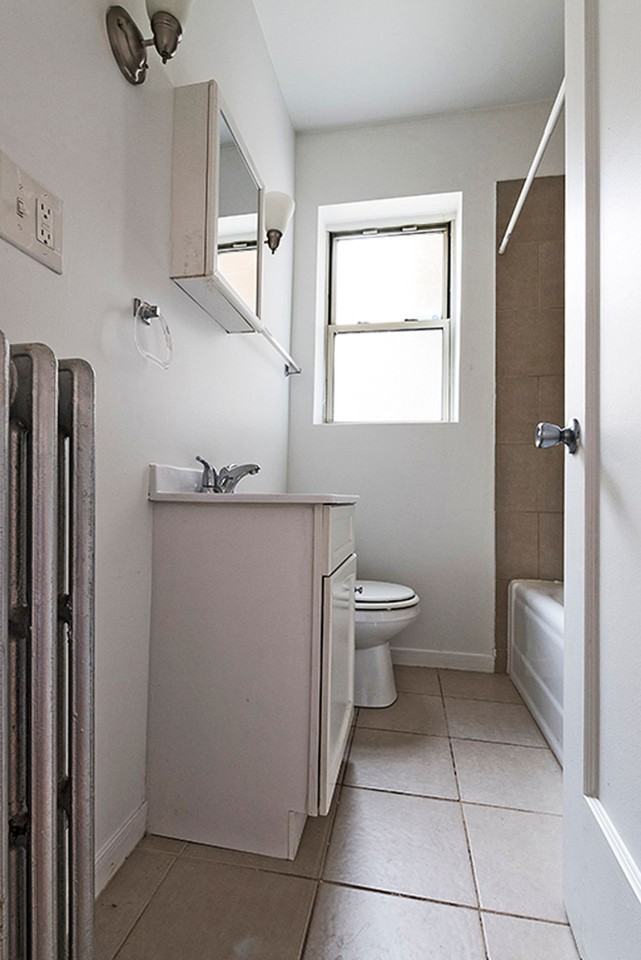 222 E 109th St Chicago, IL 60628 - Photo 3 of 20