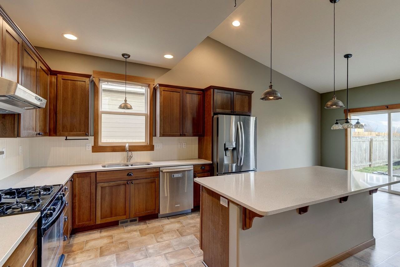 1569 Sw Carnegie St - Photo 2 of 27