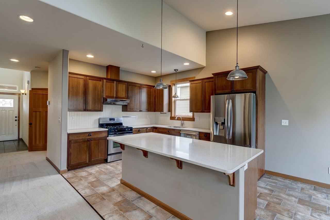 1569 Sw Carnegie St - Photo 4 of 27