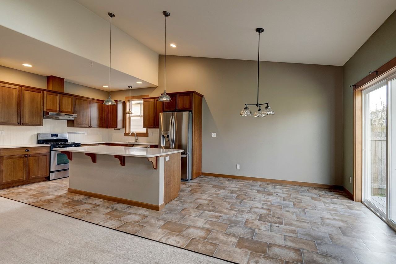 1569 Sw Carnegie St - Photo 5 of 27