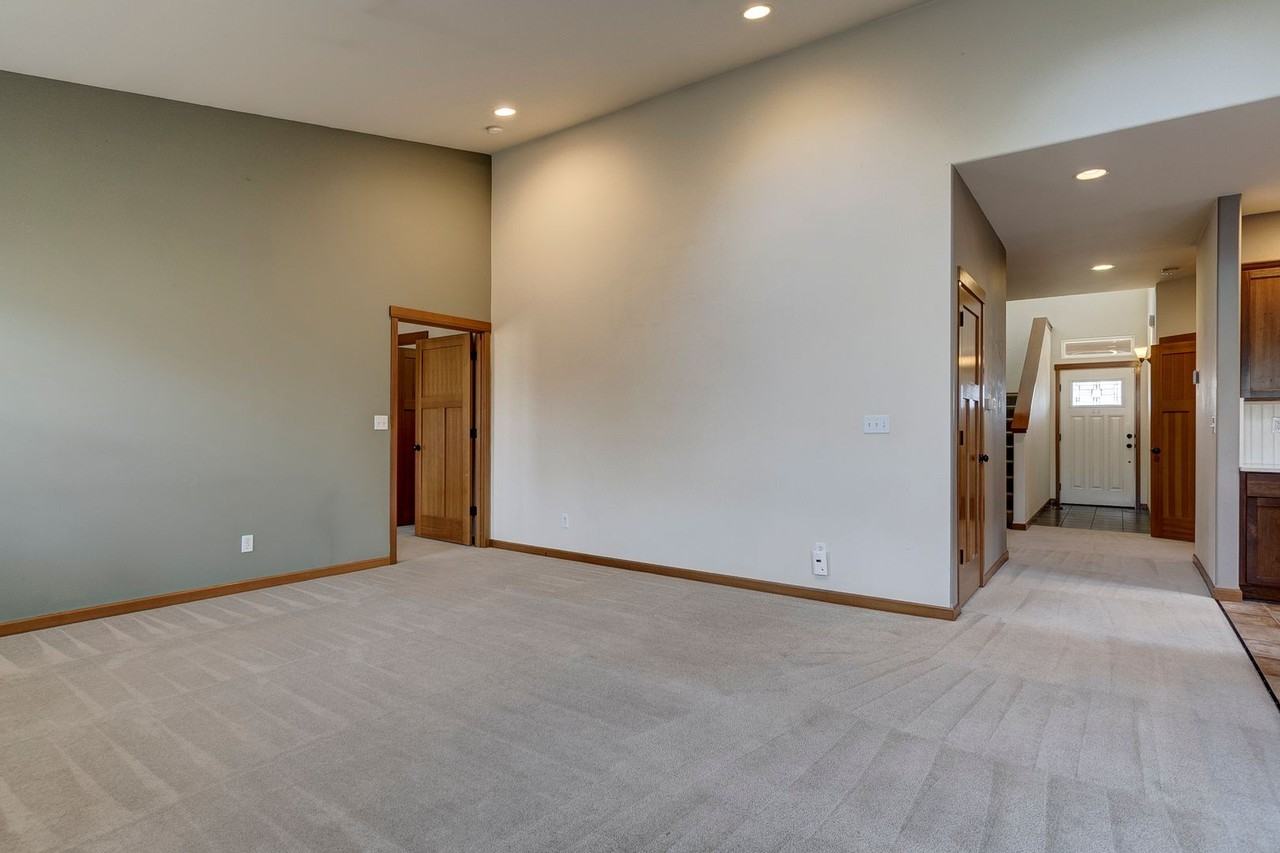 1569 Sw Carnegie St - Photo 7 of 27