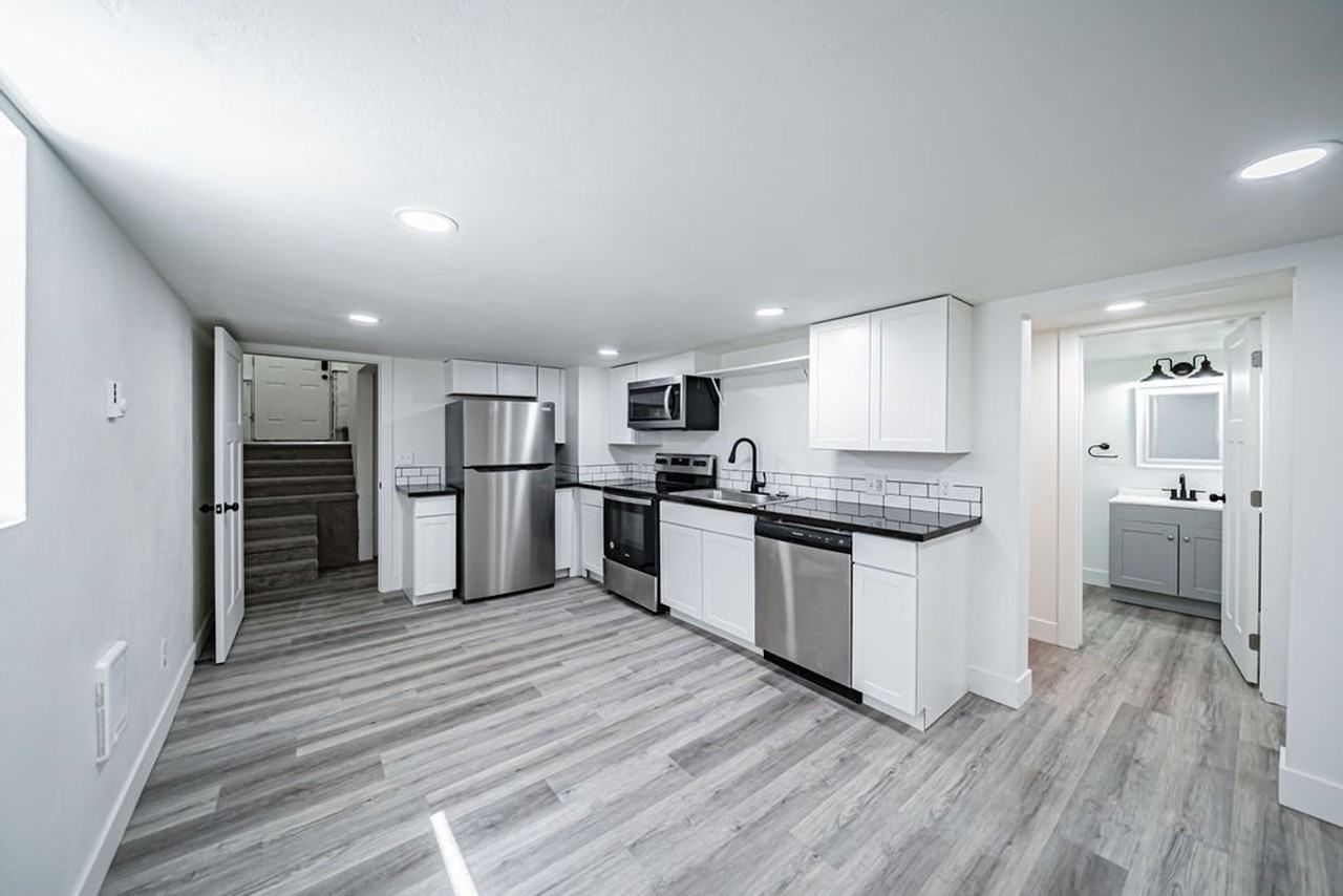 221 N 6th Ave - Photo 3 of 22