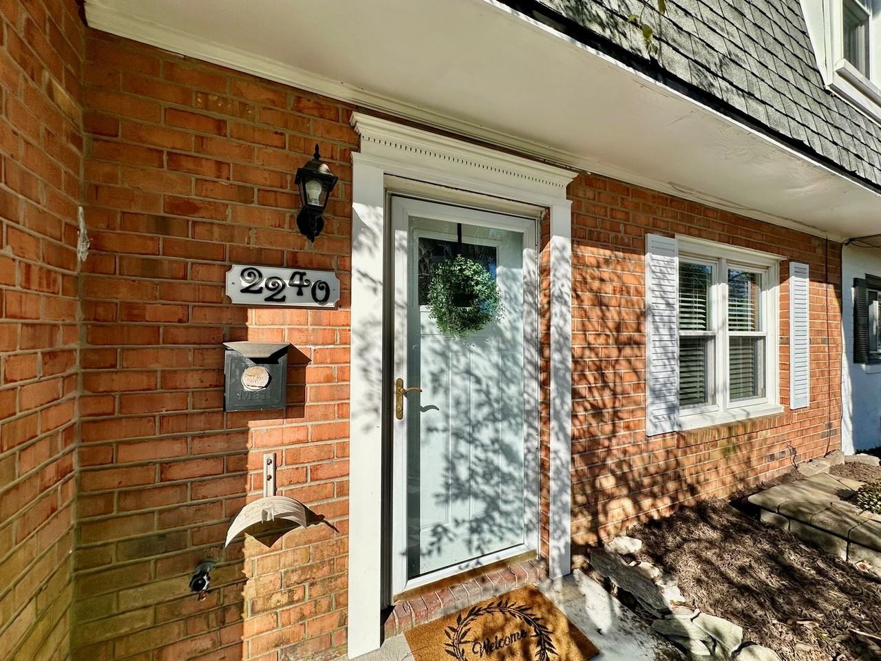 2240 Chadwick Dr - Photo 3 of 40