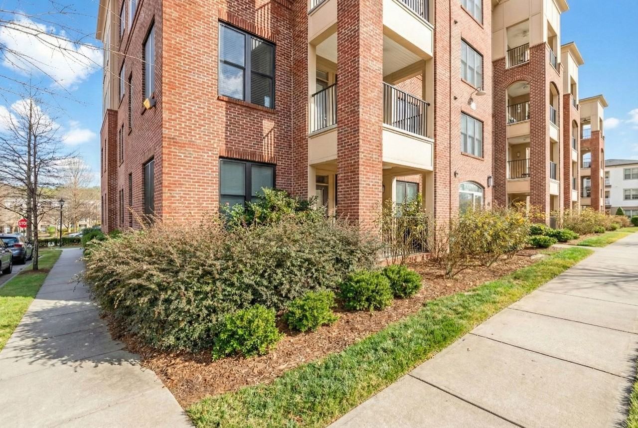 700 Finsbury St - Photo 3 of 24