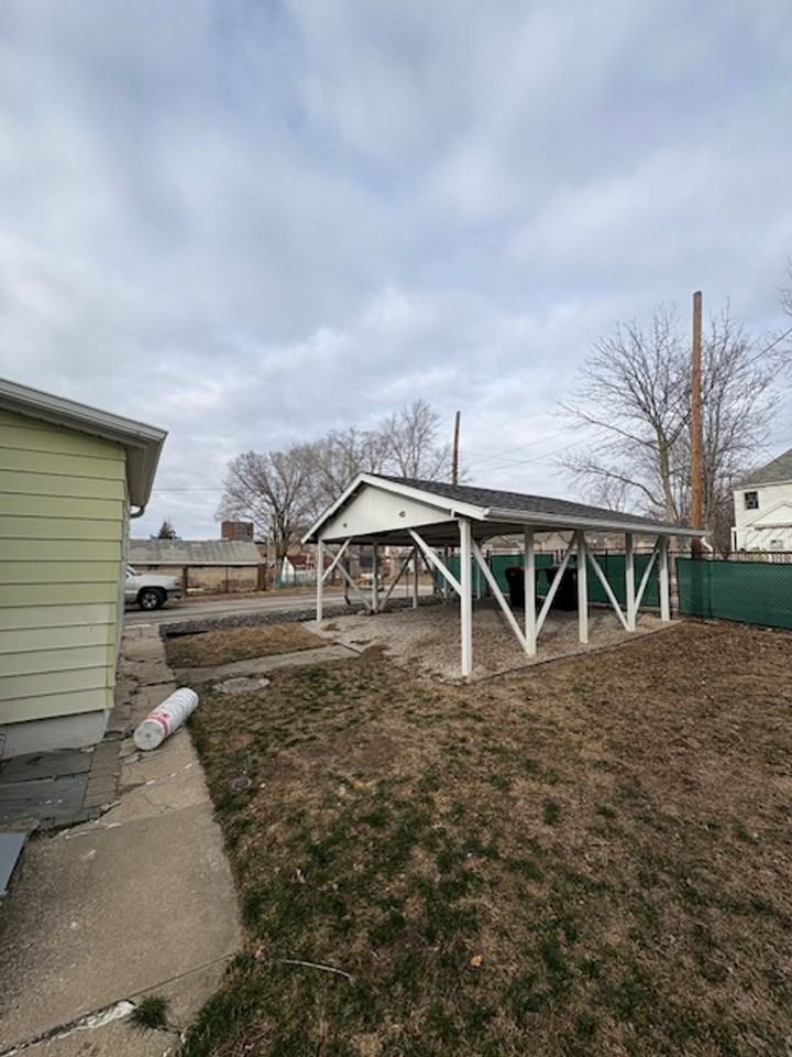 901 NE Glen Oak Ave - Photo 2 of 3