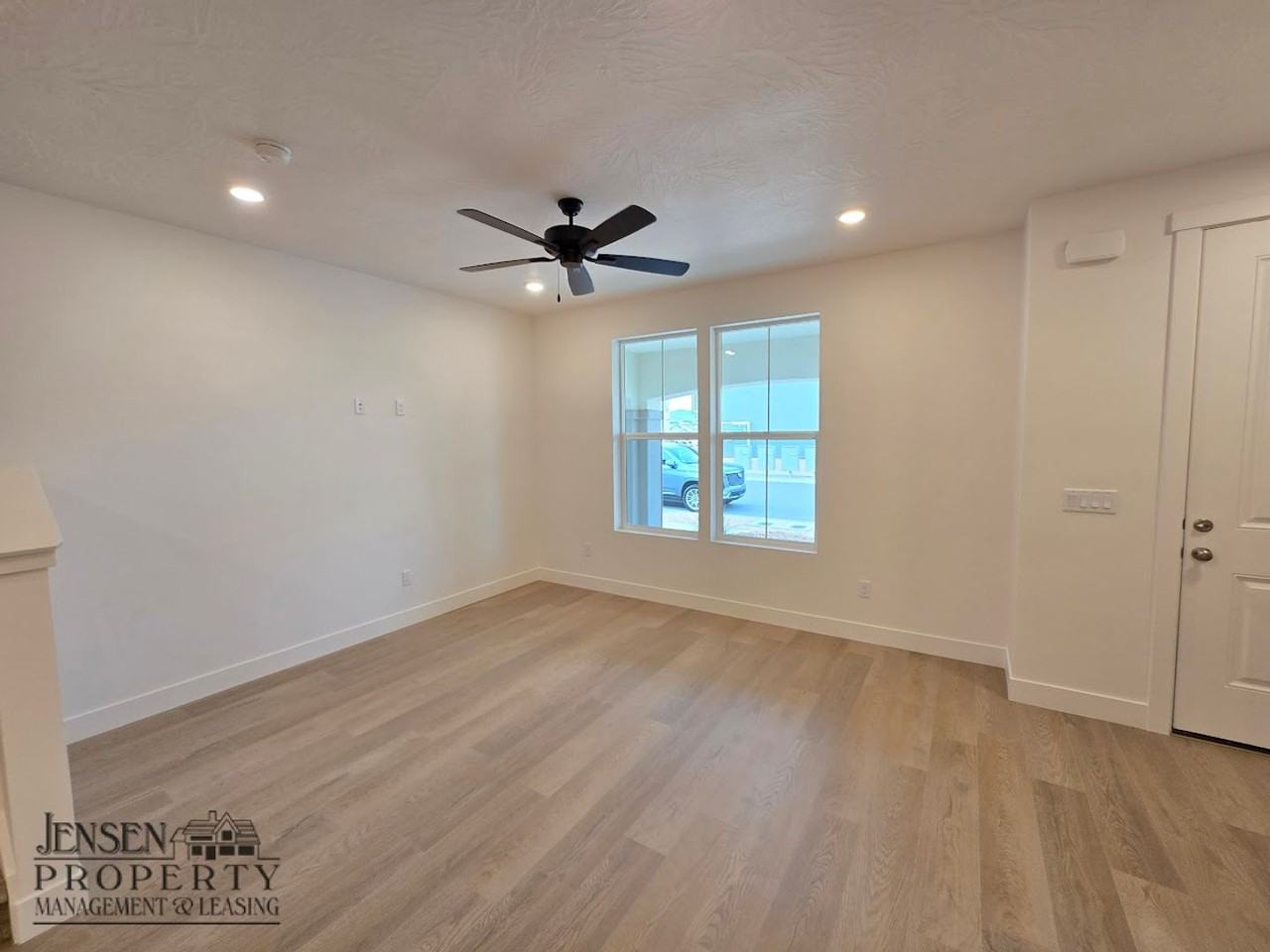 533 W Owen Dr - Photo 4 of 33