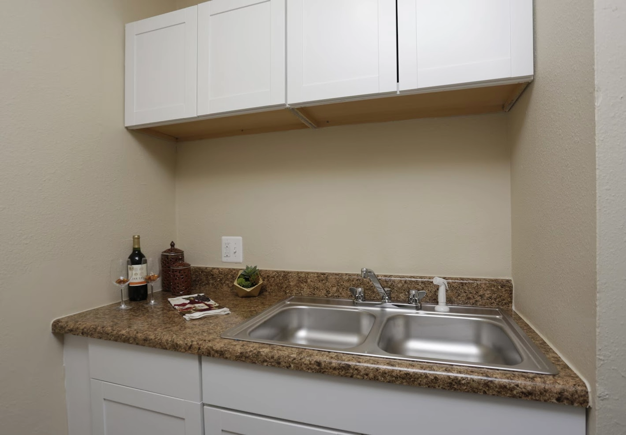 Broadmoor Apartments - Photo 5 of 16