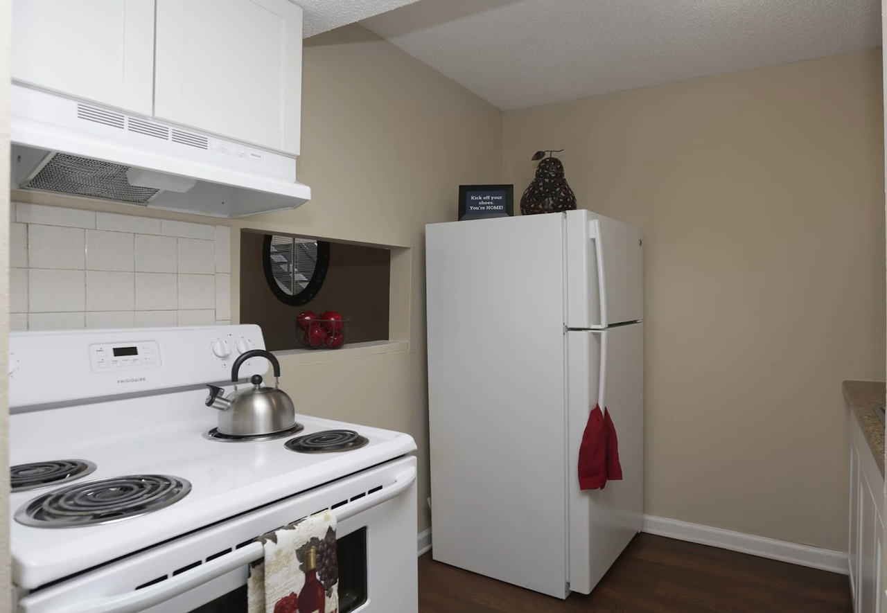 Broadmoor Apartments - Photo 7 of 16