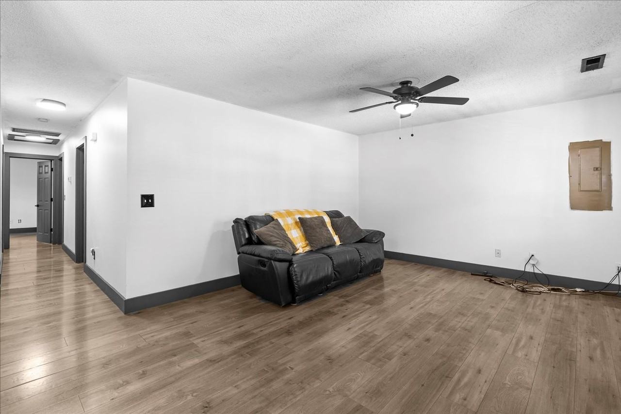 1609 Roanoke Ave - Photo 3 of 17