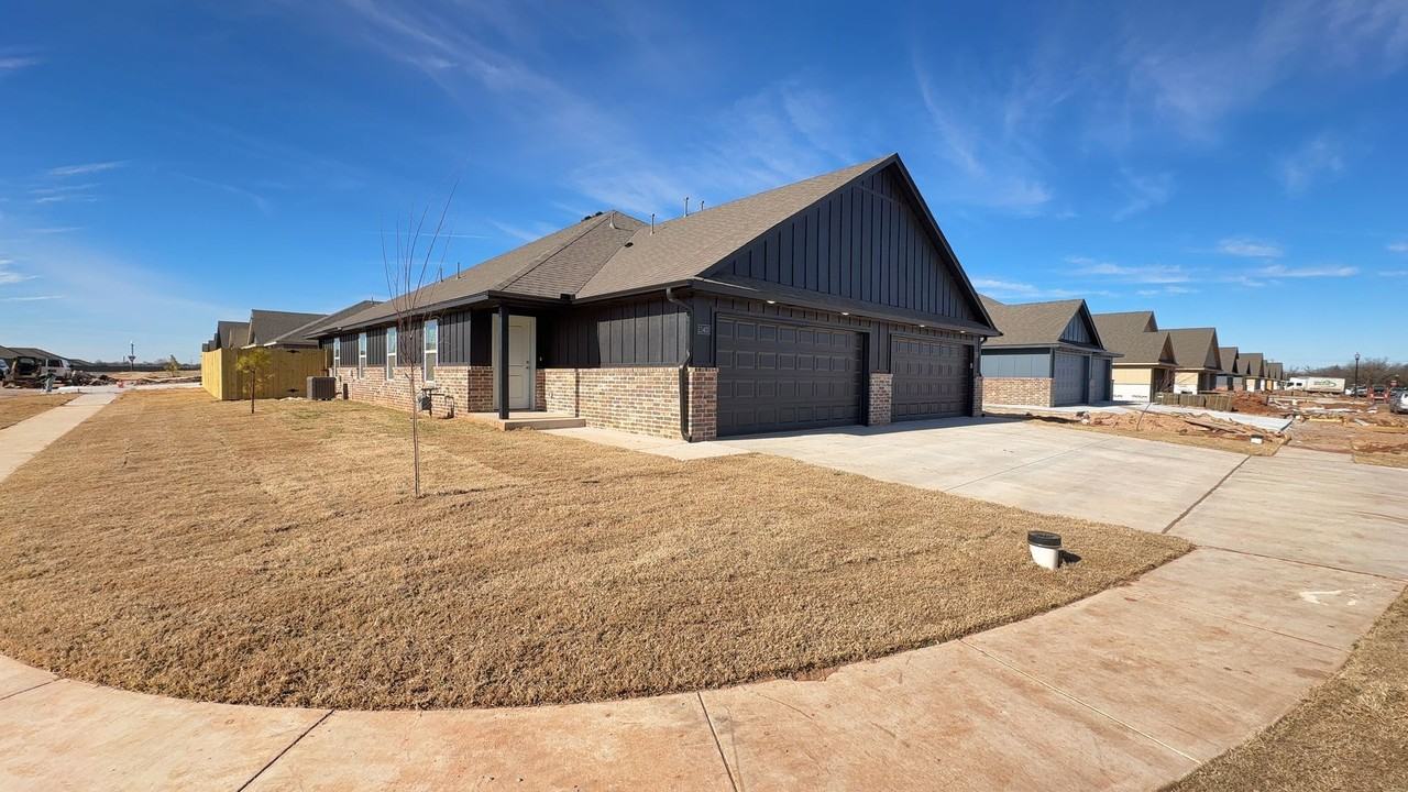 11401 N University Ave - Photo 2 of 21