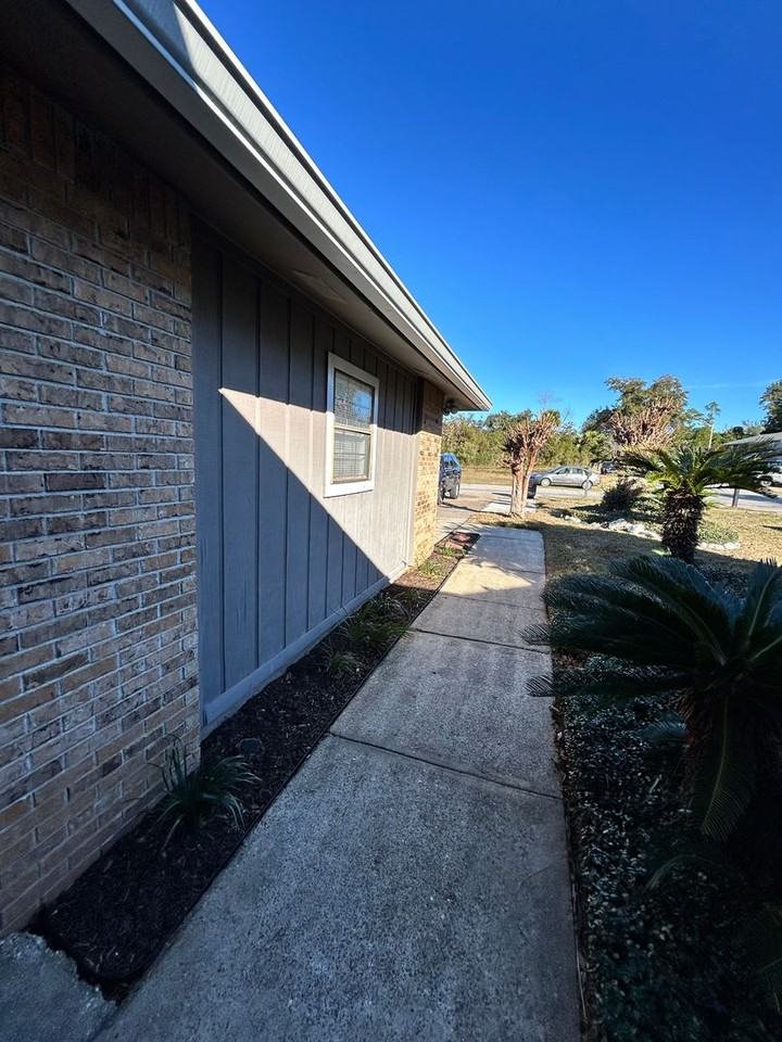 1005 W 11th Ct - Photo 4 of 26