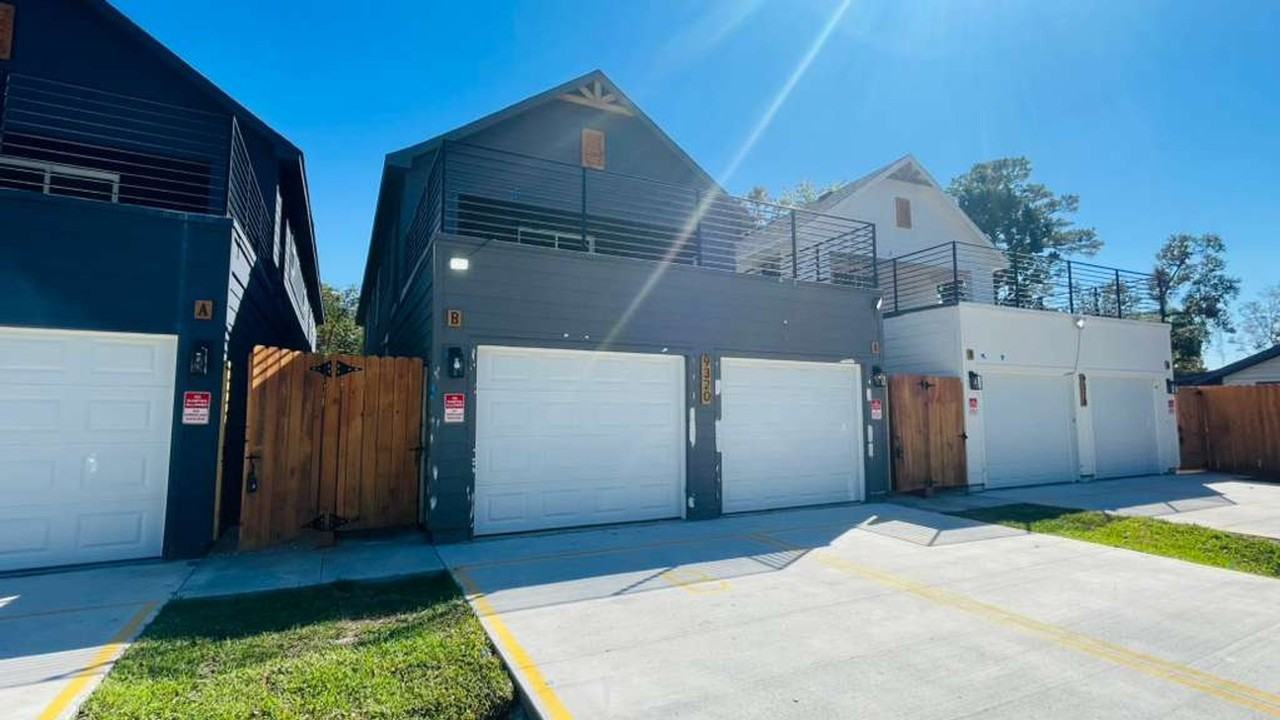 9320 Firnat St #B - Photo 3 of 18