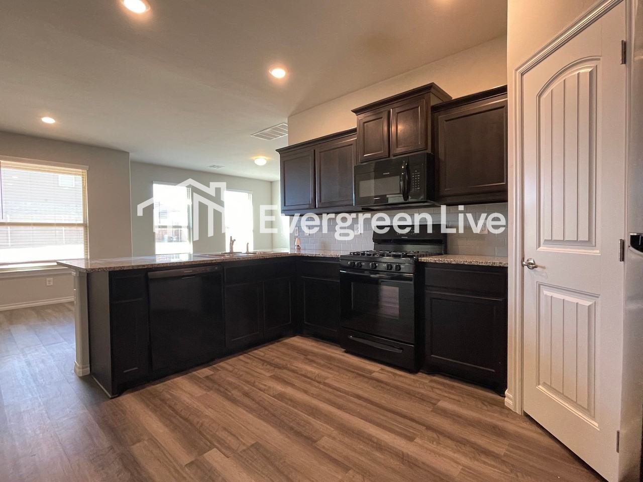 11124 Nw 95th Ct - Photo 4 of 22