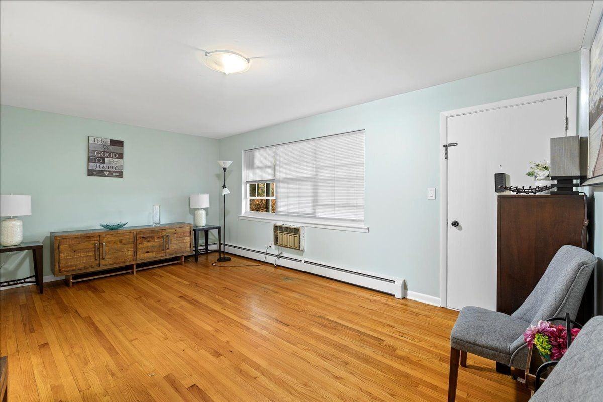 1725 Howard Ave - Photo 3 of 10