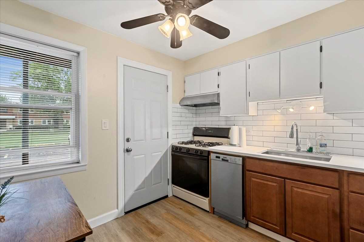 1725 Howard Ave - Photo 5 of 10