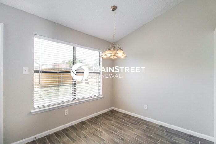 5520 Creek Valley Dr - Photo 5 of 16