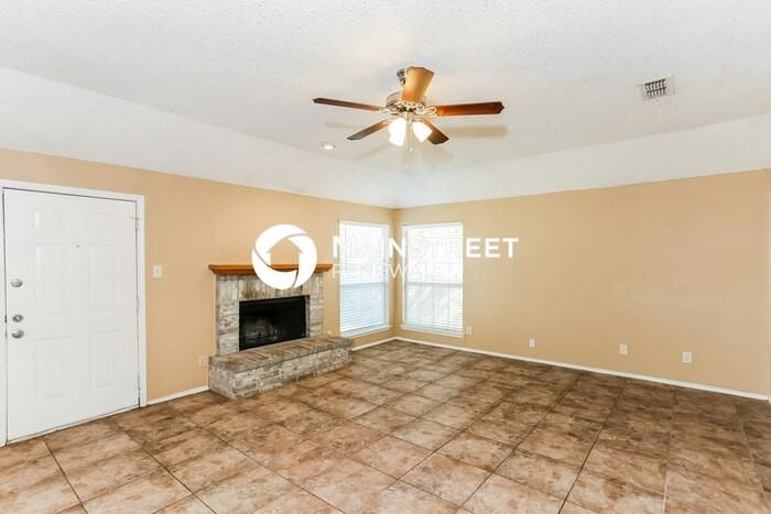 2720 Clovermeadow Dr - Photo 2 of 14