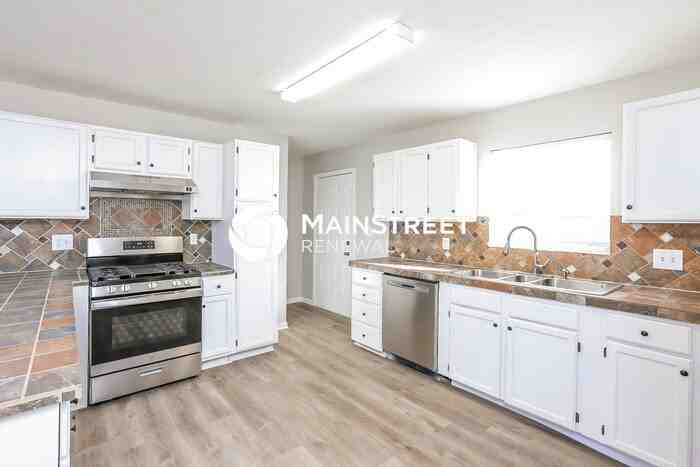 413 N Seminole Dr - Photo 5 of 16