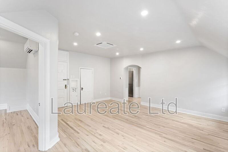 1058 N Pearl St #4 - Photo 4 of 18