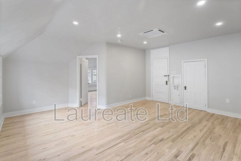 1058 N Pearl St #4 - Photo 5 of 18