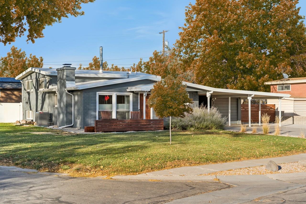 1346 W Phillips Ln #1 - Photo 3 of 34