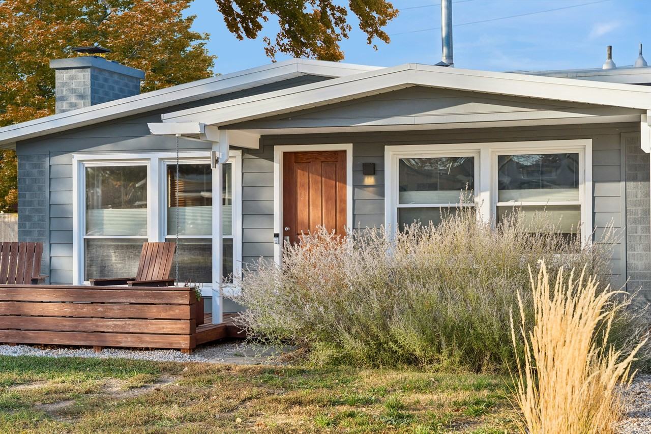 1346 W Phillips Ln #1 - Photo 4 of 34