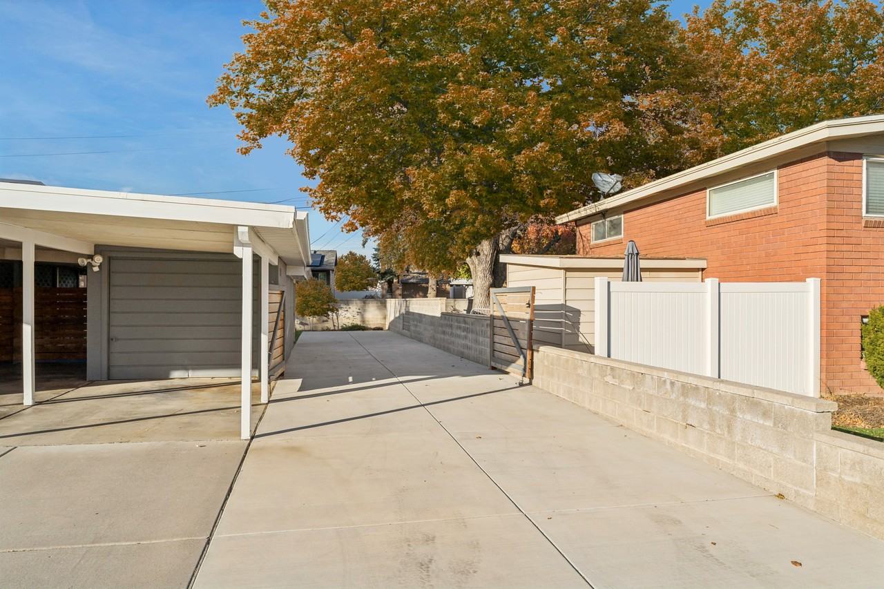 1346 W Phillips Ln #1 - Photo 7 of 34