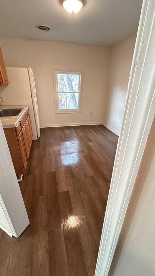 1039 Maryland Ave - Photo 5 of 8