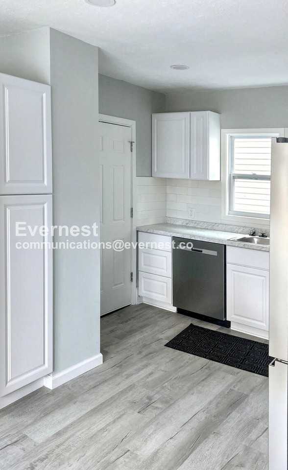 1270 Moore St - Photo 4 of 25