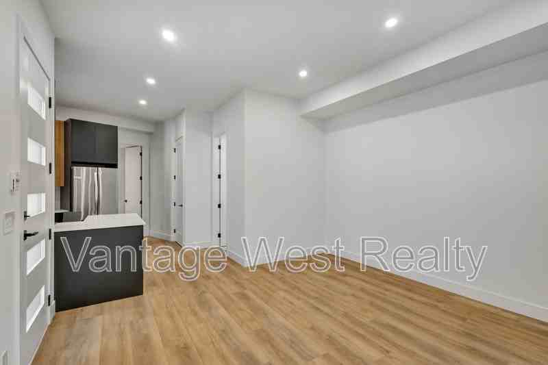 1122 - Photo 2 of 21